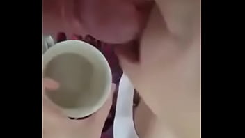 امرأة رومانية تمص قضيبها أثناء شرب القهوة
