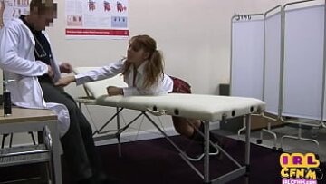 يتولى المراهق الموحد للكلية حميماً مع طبيبين في ثلاثية مشبعة بالبخار
