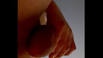 الرجل الساخن يطلق الديك الكبير من العفة الصغيرة وينفجر مع شاعر المليون