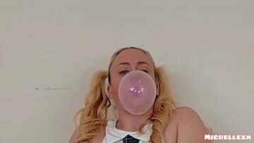 في سن المراهقة شقراء bubblegum popper تصبح رطبة وبرية