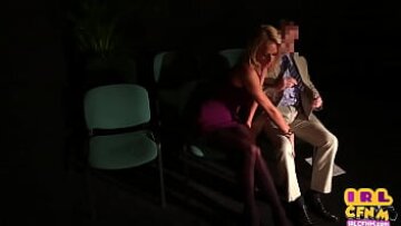 MILF الأنيق في الجوارب يعطي اللسان و handjob في الحدث الأنيق