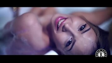 Sensual Blonde’s Sexy Striptease و Bathtub Tease بواسطة Eatbeatskeet & Porncomp