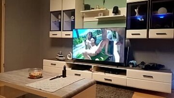 أبيلا أندرسون تحصل على وظيفة يدوية ضخمة وتتلقى شاعرًا ساخنًا على بوسها المحلوق