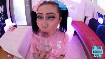 تنضم Lenna Lux إلى Big Gulp Girls في جلسة تنكرية جامحة وجلسة حلق عميق مع ألعاب جنسية