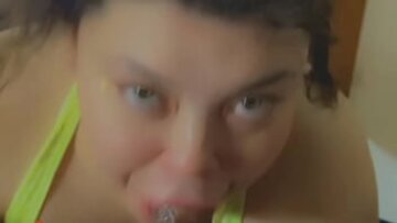 عشيقة لاتينا الغريبة ذات آذان الأرنب السميكة تعطي اللسان المذهل لبي بي سي ديك