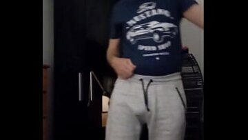 حار ومشعر غير معروف توماس تيمز يتعرى على أنغام موسيقى تايلور سويفت، عاريًا بالكامل مع قضيب كبير