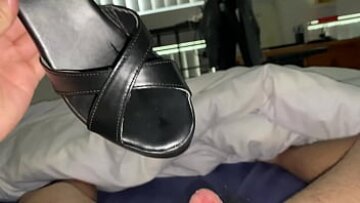 مشاهدة بلدي GF نائب الرئيس أثناء اللعب مع قدميها في منصة الصنادل – صنم الاستمناء منفردا