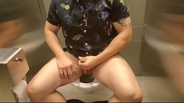 جلسة حمام Ozmyr السرية: تتسلل قطعة كبيرة موشومة من العمل لتضع نائب الرئيس في المرحاض