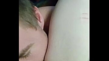 نادرًا ما تسمح لي صديقتي بأكل كسها، لكن عندما تفعل ذلك، أستفيد منها بالكامل وأجعل نائب الرئيس لها صعبًا!