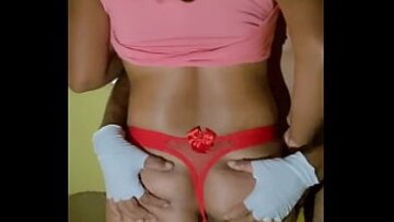 زوجان مثيران يستمتعان باللسان اللذيذ وكس ضيق يتم مارس الجنس في هذا الإباحية الساخنة