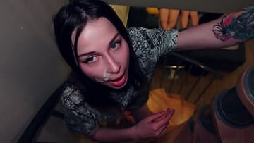 أخت غير شقيقة مشبع بالبخار تفاجئ أخيها باللسان البري بينما يشاهد الوالدان الأفلام الإباحية