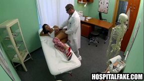 يمارس الطبيب الجنس مع مريض صغير لديه كس